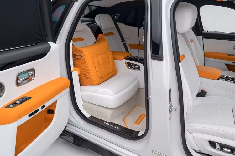 Ngoại hình của Mansory Rolls-Royce Ghost 2021 được hoàn thiện với tản gió hoàn toàn mới bằng sợi carbon và cặp ống xả kép. Mâm xe nguyên bản được thay bằng mâm đúc màu đen kích thước 22 inch, tương thích với lốp kích thước 265/35 ở trước và 295/30 ở sau.