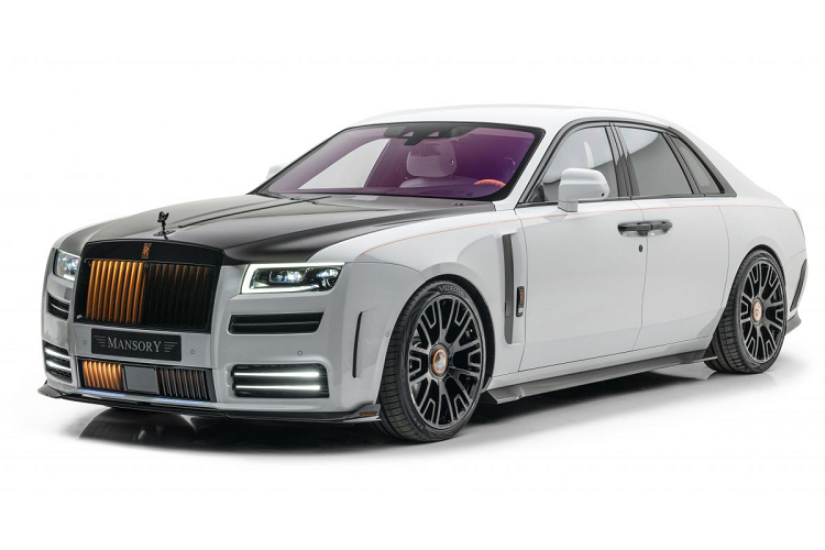 Các tấm ốp cửa bên trong và táp-lô cũng được hãng độ đến từ Đức bổ sung thêm đèn LED trợ sáng nhằm tạo nên hiệu ứng ánh sáng nhẹ nhàng và tỏa đều trên nền da trắng. Khách hàng có nhu cầu có thể đặt mua thêm một chiếc túi Mansory Cool Bag dung tích 14 lít, được làm hoàn toàn từ da màu cam ăn nhập với nội thất của xe.