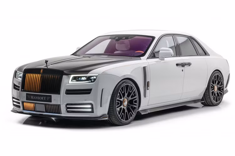 Các tấm ốp cửa bên trong và táp-lô cũng được hãng độ đến từ Đức bổ sung thêm đèn LED trợ sáng nhằm tạo nên hiệu ứng ánh sáng nhẹ nhàng và tỏa đều trên nền da trắng. Khách hàng có nhu cầu có thể đặt mua thêm một chiếc túi Mansory Cool Bag dung tích 14 lít, được làm hoàn toàn từ da màu cam ăn nhập với nội thất của xe.