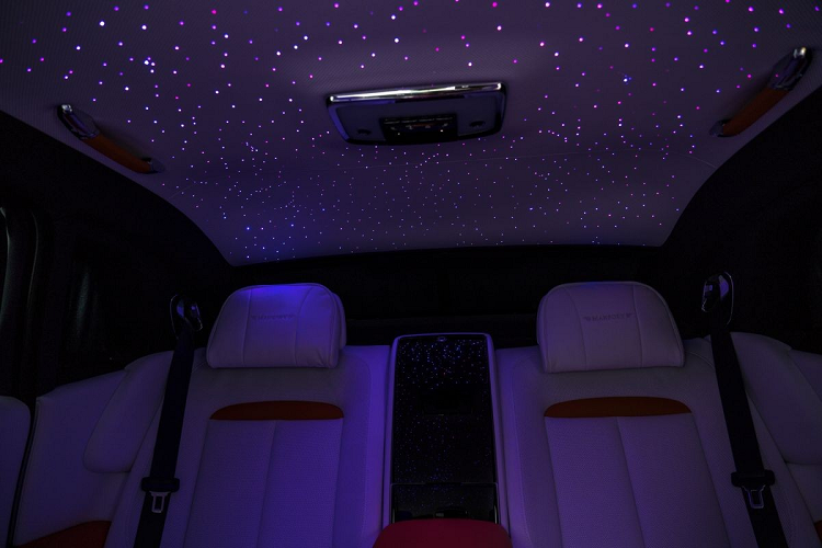 Về mặt nội thất, Mansory cho biết các nâng cấp của hãng bên trong khoang lái đều sử dụng các chất liệu cao cấp nhất như da bọc màu trắng để làm nổi bật các chi tiết điểm nhấn màu cam. Bên cạnh đó là các chi tiết ốp bằng sợi carbon trên vô lăng và nẹp cửa.