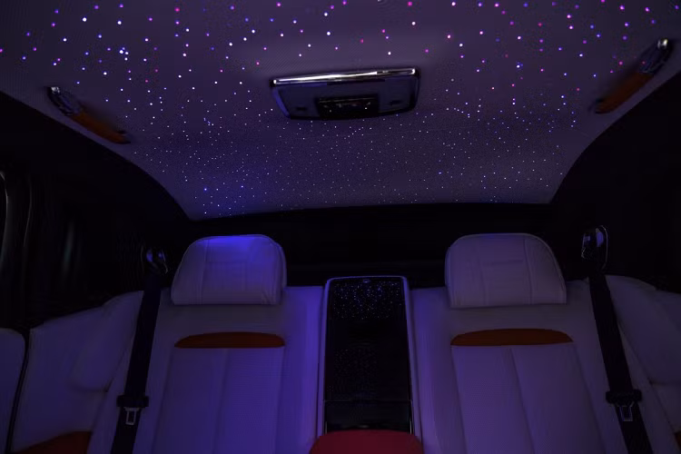 Về mặt nội thất, Mansory cho biết các nâng cấp của hãng bên trong khoang lái đều sử dụng các chất liệu cao cấp nhất như da bọc màu trắng để làm nổi bật các chi tiết điểm nhấn màu cam. Bên cạnh đó là các chi tiết ốp bằng sợi carbon trên vô lăng và nẹp cửa.