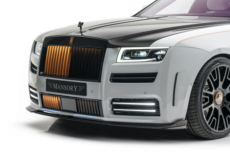 Cụ thể, trang bị đầu tiên trên Rolls-Royce Ghost độ V12 Mansory có sự thay đổi rõ nét nhất là nắp capô bằng sợi carbon được đánh bóng, cản sốc trước hoàn toàn mới với hốc gió lớn hơn, ốp cánh gió trước bằng sợi carbon, lưới tản nhiệt được bổ sung thêm đèn hắt sáng và 4 dải đèn LED DRL hoàn toàn mới ở bên dưới cản sốc.