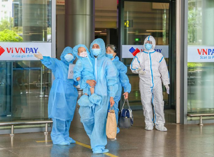 Nguoi Da Nang tu vung dich ve que duoc mien phi ve may bay