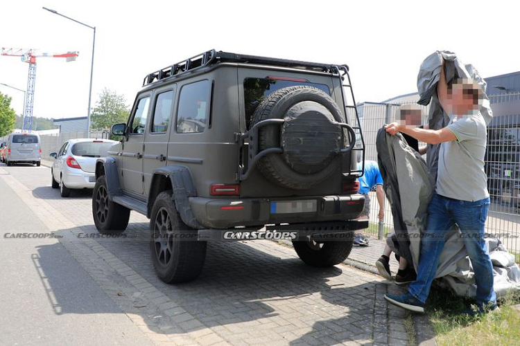 Về truyền động, Mercedes-AMG G-Class 4×4² địa hình khả năng cao sẽ dùng động cơ mạnh mẽ nhất của G-Wagen, chính là cỗ máy V8 4.0L biturbo cho công suất 577 mã lực và mô-men xoắn cực đại 850 Nm trên Mercedes-AMG G63 hiện tại. Tuy nhiên, Mercedes-AMG G-Class 4×4² mới sẽ chậm hơn so với G63 bởi vì trọng lượng xe nặng hơn G63 khá nhiều.