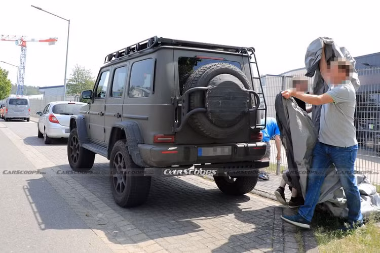 Về truyền động, Mercedes-AMG G-Class 4×4² địa hình khả năng cao sẽ dùng động cơ mạnh mẽ nhất của G-Wagen, chính là cỗ máy V8 4.0L biturbo cho công suất 577 mã lực và mô-men xoắn cực đại 850 Nm trên Mercedes-AMG G63 hiện tại. Tuy nhiên, Mercedes-AMG G-Class 4×4² mới sẽ chậm hơn so với G63 bởi vì trọng lượng xe nặng hơn G63 khá nhiều.