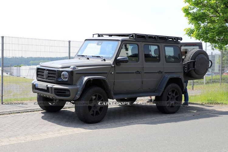 Khác với mẫu xe tiền nhiệm - Mercedes-Benz G500 / G550 4×4², chiếc xe thế hệ mới sẽ "cưỡi" trên khung gầm bậc thang, xe vẫn có khoảng sáng gầm xe lớn và thân xe vuông vắn, cứng cáp.