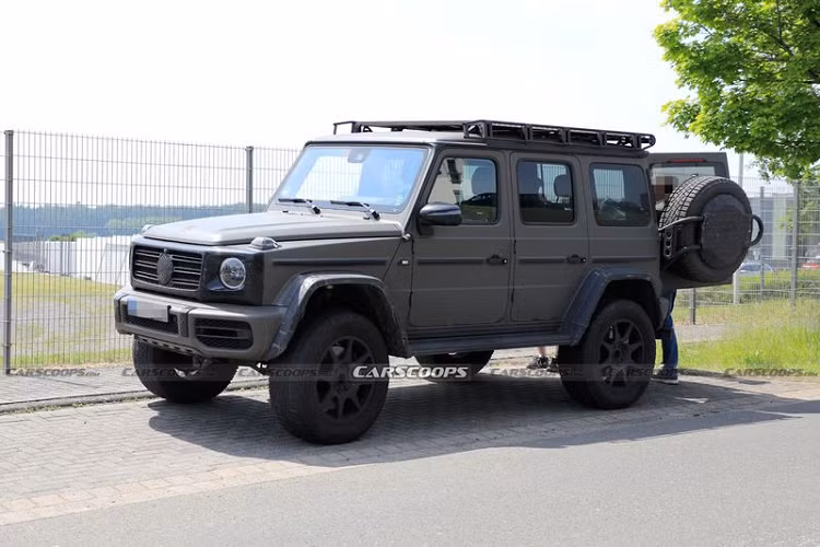 Khác với mẫu xe tiền nhiệm - Mercedes-Benz G500 / G550 4×4², chiếc xe thế hệ mới sẽ "cưỡi" trên khung gầm bậc thang, xe vẫn có khoảng sáng gầm xe lớn và thân xe vuông vắn, cứng cáp.