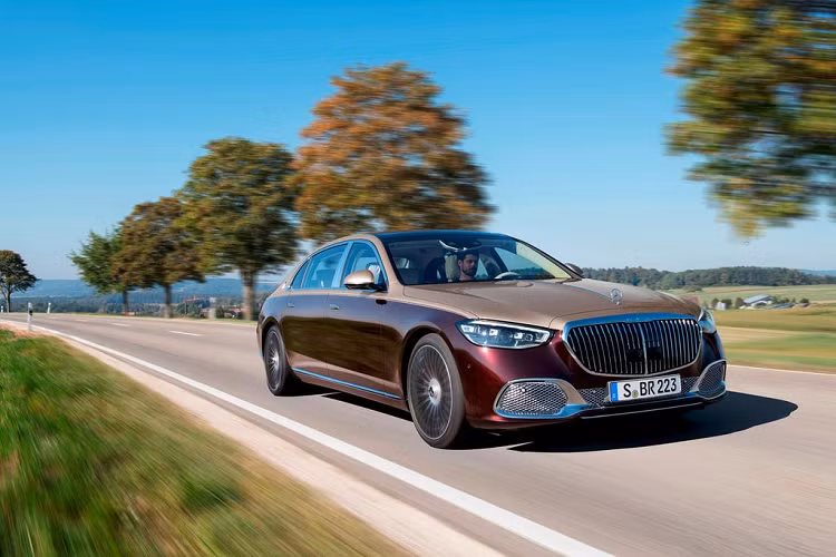 Cụ thể, trong đoạn video dài 1 phút 58 giây do chính Mercedes-Benz công bố, thời lượng cho hình ảnh chiếc Maybach gắn logo V12 ở hông xe chỉ chiếm khoảng 3 giây và nằm ở khúc cuối cùng của video. Điều này cho thấy việc thương hiệu Ngôi sao ba cánh hoàn toàn không có ý định khai trừ loại động cơ nhiều xy-lanh V12 trên dòng xe siêu sang Maybach thế hệ mới.