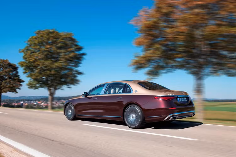 Bên cạnh đó, việc duy trì sử dụng động cơ V12 trên những dòng xe siêu sang như Maybach còn giúp thương hiệu Mercedes-Maybach cân bằng được vị thế trước những đối thủ nặng ký từ Anh Quốc như Bentley hay Rolls-Royce.