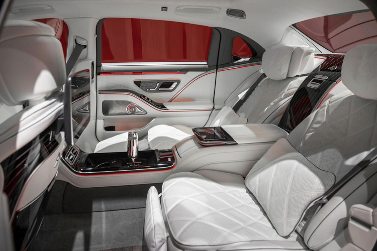 Đây chính là tin vui đối với những tín đồ của Mercedes-Benz cũng như các đại gia trên thế giới. Trước đó, nhiều tin đồn từng cho rằng thương hiệu xe sang nước Đức sẽ loại bỏ đi trang bị động cơ V12 trên dòng Maybach thế hệ mới, tương tự cách mà hãng này đa làm đối với dòng S-Class truyền thống.