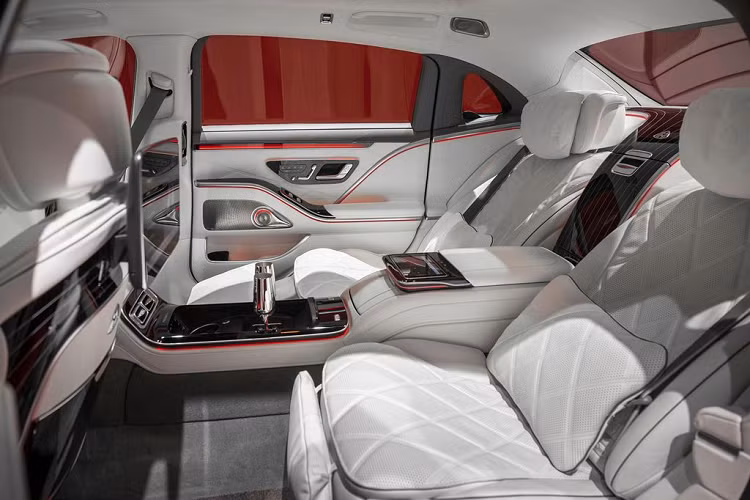 Đây chính là tin vui đối với những tín đồ của Mercedes-Benz cũng như các đại gia trên thế giới. Trước đó, nhiều tin đồn từng cho rằng thương hiệu xe sang nước Đức sẽ loại bỏ đi trang bị động cơ V12 trên dòng Maybach thế hệ mới, tương tự cách mà hãng này đa làm đối với dòng S-Class truyền thống.