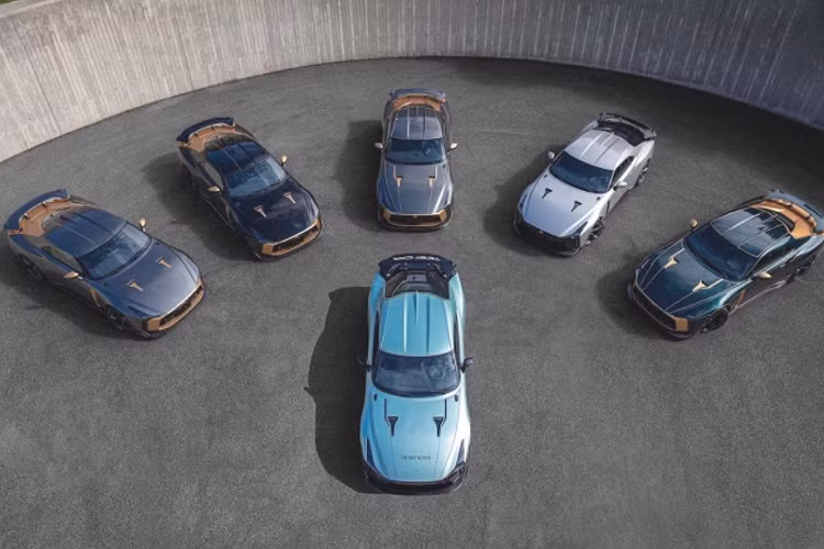 Một trong 5 chiếc Nissan GT-R50 đầu tiên được lấy cảm hứng từ nguyên mẫu GT-R đời 1972, đi kèm với đó là thiết kế cùng đồ họa trang trí đặc biệt. Hai trong số đó được thiết kế theo bản concept từng xuất hiện tại Goodwood vào năm 2018 với phối màu ngoại thất Liquid Kinetic Grey/Energic Sigma Gold. Hai chiếc còn lại được “chắp bút” bởi Argento Italdesign và Nero Caravaggio.