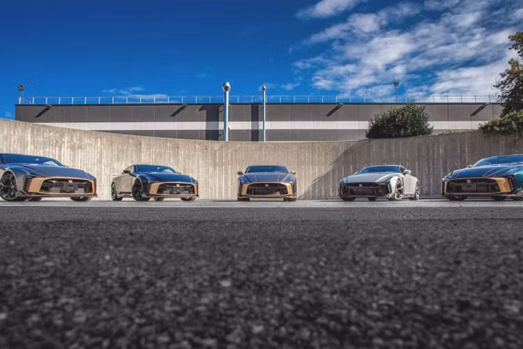 Toàn bộ 5 chiếc Nissan GT-R50 đầu tiên này đều được chế tạo hoàn toàn thủ công tại Moncalieri, Ý và được thiết kế riêng theo yêu cầu của khách hàng với những phối màu và kiểu dáng đặc biệt.