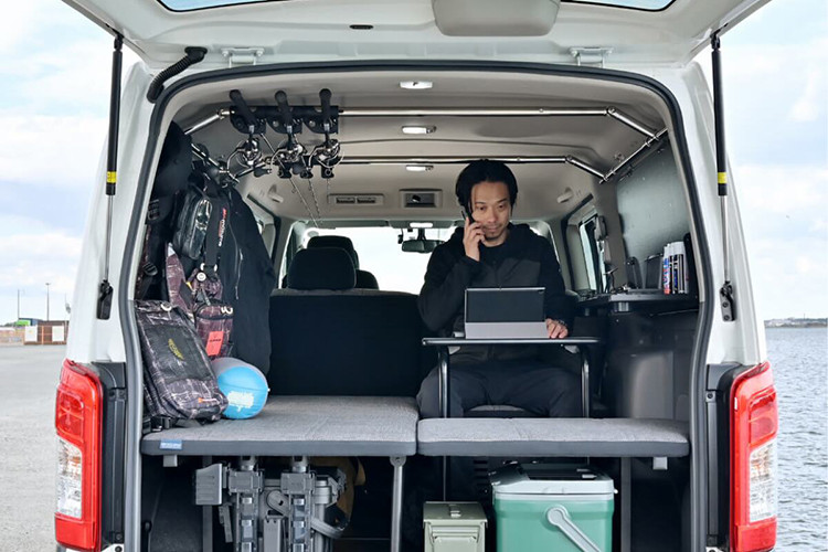 Ngoài ra, ta thấy cabin còn có một giá sách, bàn, và các ngăn tủ để lưu trữ. Các tấm ốp gỗ màu xám nhạt và cửa sổ lớn giúp cabin trông sáng sủa. Hai mẫu concept xe van đẹp mắt này sẽ chính thức ra mắt công chúng tại Tokyo Auto Salon 2022 diễn ra từ ngày 14/1 – 16/1/2022.