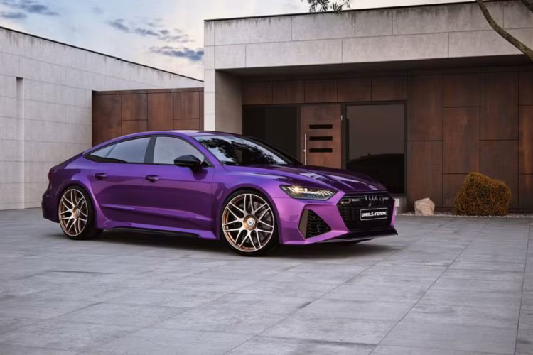 Ở nguyên bản, mẫu xe Audi RS7 hiệu năng cao được trang bị động cơ tăng áp kép V8 4.0L kết hợp công nghệ hybrid 48V, sản sinh công suất 591 mã lực và mô-men xoắn cực đại 800 Nm. Tuy nhiên, Wheelsandmore không hài lòng với những con số đó, nên đã giới thiệu cho RS7 tới 6 gói sức mạnh khác nhau.