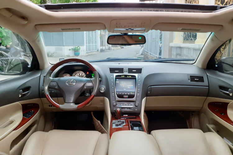 Khác với hầu hết các xe sang mang thương hiệu Lexus, GS 350 là mẫu sedan không thiên về sự sang trọng, tiện dụng mà mang chất thể thao nhiều hơn để cạnh tranh với sedan Đức. So với xe Đức cùng đời, Lexus GS được người dùng đánh giá cao về độ bền bỉ, “lành ” xe ít đòi hỏi bảo dưỡng phức tạp và giá phụ tùng cũng rẻ hơn hơn. Tuy nhiên, so với các dòng Lexus khác thì thì độ “lành” của GS thua kém hơn, hay phát sinh vấn để ở động cơ. 