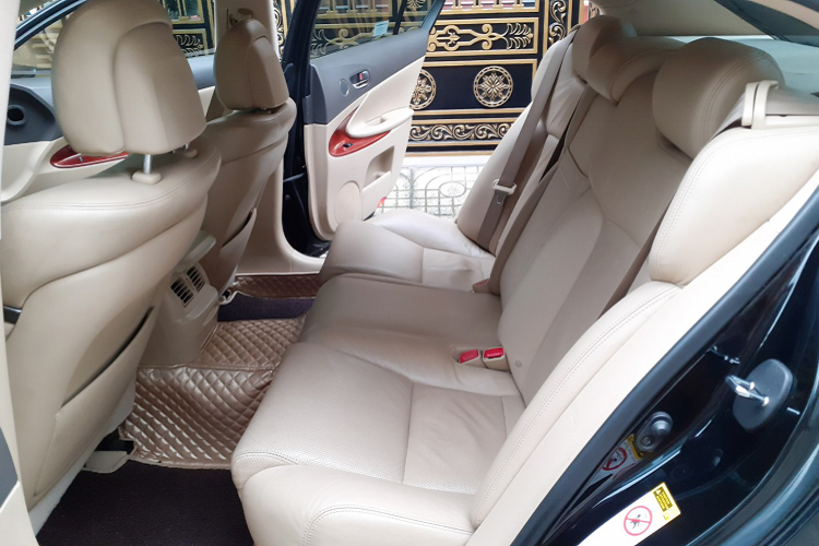 Vô lăng được bọc da và ốp gỗ trang trí, trang bị điều hòa tự động, trong khi hệ thống giải trí sử dụng đầu CD 6 đĩa, đài AM/FM, âm thanh 10 loa, gương chiếu hậu có sưởi, tự động cụp xuống để quan sát khi vào số lùi. Trang bị an toàn trên GS 350 đầy đủ với túi khí trước và sau, 2 túi khí bảo vệ đầu gối cho hàng ghế trước; hệ thống cân bằng điện tử; chống bó cứng phanh (ABS), kiểm soát áp suất lốp,… 