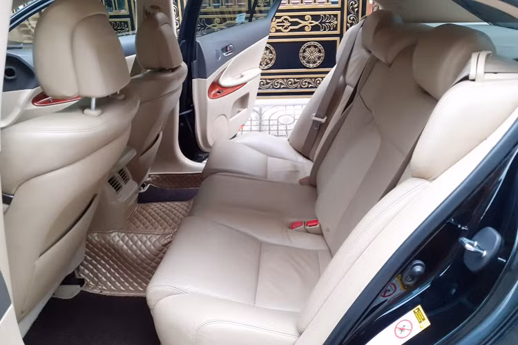 Vô lăng được bọc da và ốp gỗ trang trí, trang bị điều hòa tự động, trong khi hệ thống giải trí sử dụng đầu CD 6 đĩa, đài AM/FM, âm thanh 10 loa, gương chiếu hậu có sưởi, tự động cụp xuống để quan sát khi vào số lùi. Trang bị an toàn trên GS 350 đầy đủ với túi khí trước và sau, 2 túi khí bảo vệ đầu gối cho hàng ghế trước; hệ thống cân bằng điện tử; chống bó cứng phanh (ABS), kiểm soát áp suất lốp,… 