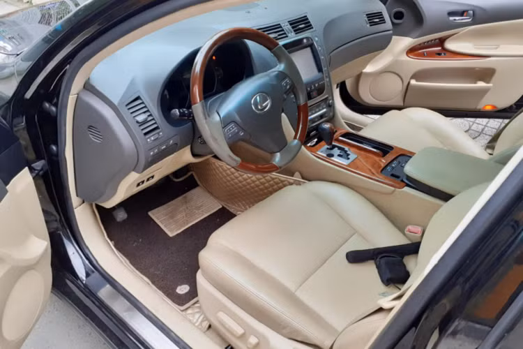 Lexus GS350 đời 2009 sử dụng động cơ xăng V6, dung tích 3.5L, hút khí tự nhiên, mã 2GR-FSE, cho công suất tối đa 303 mã lực và mô-men xoắn cực đại 374Nm. Sức mạnh được truyền xuống cầu sau (RWD), thông qua hộp số tự động 6 cấp. Nhờ đó, xe có khả năng tăng tốc 0-100km/h trong khoảng 6 giây. Nội thất của xe khá đầy đủ như hệ thống SmartAccess cho phép đóng mở cửa xe và khởi động không cần chìa khoá. Tất cả ghế ngồi bọc Da cao cấp, hàng ghế lái trước chỉnh điện, nhớ vị trí. 