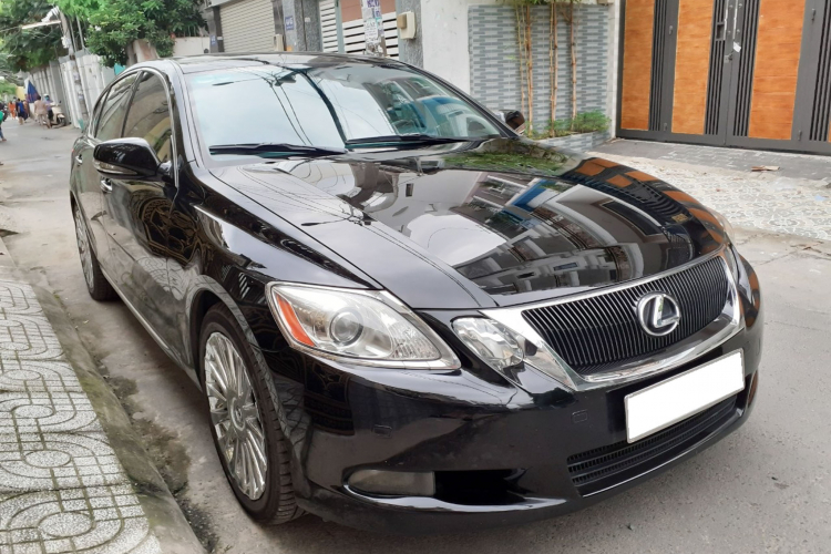 Hiện tại, dòng sedan cỡ trung Lexus GS đã bị “khai tử” khỏi danh mục sản phẩm để nhường chỗ lại cho đàn em Lexus ES. Giá bán dễ tiếp cận, động cơ mạnh mẽ bền bỉ, nội thất rộng rãi, kiểu dáng không quá “lỗi thời”, vận hành êm ái đầm chắc là những lý do giúp Lexus GS trở thành lựa chọn chơi sedan hạng sang tầm trung với chi phí mua xe dưới 900 triệu đồng cho khách hàng Việt. 