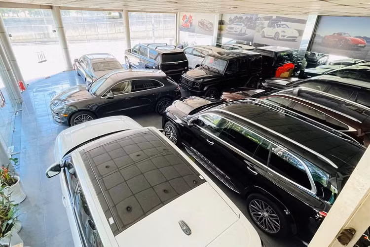 Hình ảnh chiếc Mercedes-AMG GLS 63 4Matic 2021 đầu tiên tại Việt Nam bên trong một showroom kinh doanh xe tư nhân ở thủ đô Hà Nội. Bù lại với mức giá cao ngất ngưởng, xe sở hữu những đặc tính vượt trội về vận hành hơn hẳn so với 2 người anh em kể trên. Ở phần ngoại hình, điểm khác biệt của GLS 63 4Matic nằm ở trang bị mâm xe 21 inch đa chấu của AMG, trang bị này trên bản GLS 450 là loại 5 chấu kép. 
