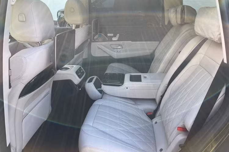 Ngược lại, những thay đổi ở khu vực đuôi xe rất hạn chế. Phiên bản Mercedes-AMG GLS 63 4Matic 2021 có thêm cánh gió thể thao tích hợp đèn phanh, hệ thống ống xả 4 lỗ hình thang với viền crom. Chiếc xe đầu tiên tại Việt Nam sở hữu cấu hình 7 chỗ ngồi và tất cả đều được bọc da Nappa cao cấp, ốp sợi carbon trang trí.