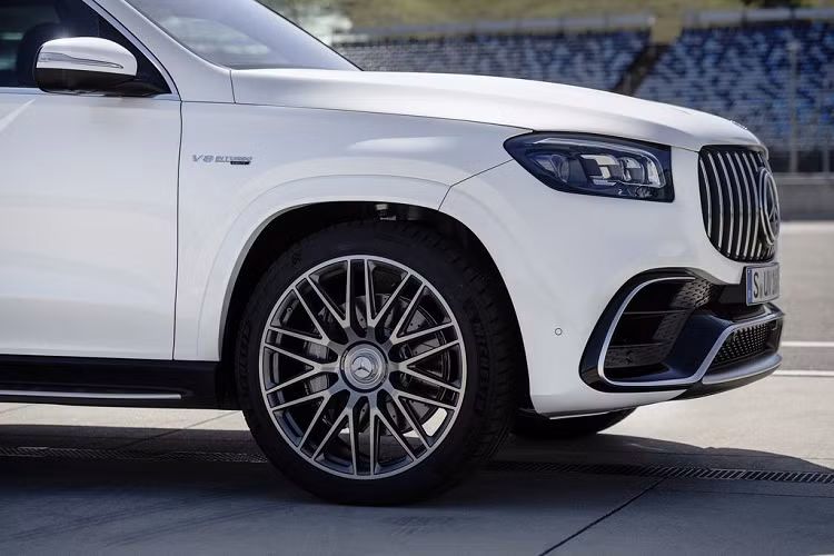 Sự khác biệt lớn nhất giữa Mercedes-AMG GLS 63 4Matic 2021 so với phiên bản GLS 450 thông thường nằm ở trang bị bên dưới nắp ca-pô.