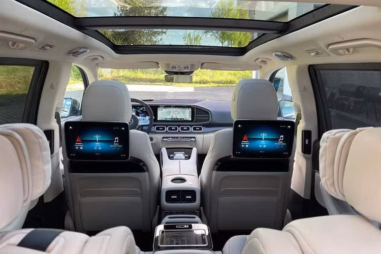 Tiếp đến, bản GLS 63 4Matic sẽ có thiết kế mặt ca-lăng dạng nan dọc thể thao, cản trước sửa đổi với viền crom xung quanh, thêm logo "V8 Biturbo" ở bên hông. Đối với chiếc GLS 63 4Matic đầu tiên tại Việt Nam được tuỳ chọn nước sơn ngoại thất màu đen và nội thất màu trắng kem sang trọng.