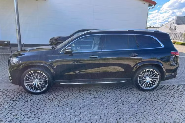 Mẫu Mercedes-AMG GLS 63 4Matic 2021 về Việt Nam được một đơn vị kinh doanh xe tại thủ đô Hà Nội đưa về nước. Đáng chú ý, mức giá đồn đoán cho chiếc Mercedes-AMG GLS 63 4Matic 2021 đầu tiên tại Việt Nam lên đến hơn 12 tỷ đồng, tức cao gấp đôi so với "người anh em" GLS 450 4Matic và thậm chí còn cao hơn đôi chút so với giá khởi điểm của mẫu Maybach GLS 600 chính hãng.