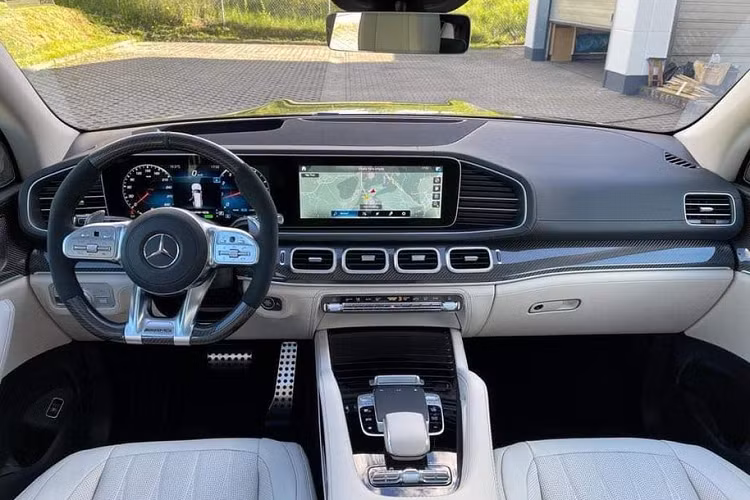 Xe được trang bị vô-lăng AMG đặc trưng và hàng loạt tiện ích quen thuộc như hệ thống âm thanh vòm Burmester Surround, 2 màn hình kích thước 12,3 inch phía trước, hai màn hình giải trí cho hàng ghế sau...