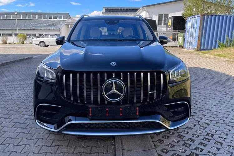  Mercedes-AMG GLS 63 4Matic 2021 mới là phiên bản hiệu suất cao của dòng xe SUV Full-size Mercedes-Benz GLS. Đến từ phân nhánh AMG 2 số và khác biệt hoàn toàn so với các phiên bản như GLS 450 4Matic hay thậm chí là Maybach GLS 600 hướng tới sự tĩnh lặng, êm ái tuyệt đối, phiên bản GLS 63 4Matic lại hướng đến cảm giác lái thể thao và mạnh mẽ nhất. 