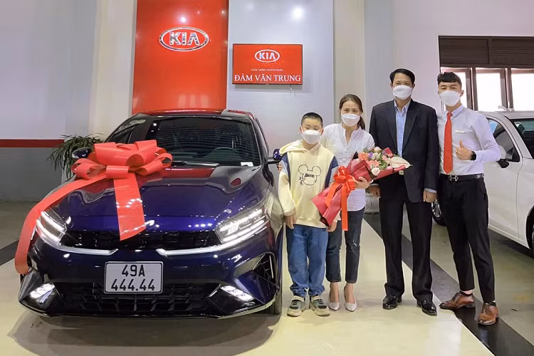 Hiện chiếc Kia K3 đeo biển “ngũ quý 4” này đang được một nhân viên kinh doanh Kia cho biết "Có người trả 4 tỷ chưa bán, ai trả hơn em bán". Tuy nhiên, thông tin giá xe Kia K3 tới 4 tỷ đồng này vẫn chưa được kiểm chứng và nhiều người cho rằng mức giá “ trên trời” này cũng khó có thể trở thành hiện thực.