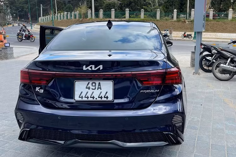 Về truyền động, Kia K3 tại Việt Nam có 2 tuỳ chọn động cơ là 1.6L và 2.0L, sản sinh công suất lần lượt từ 126 mã lực và 150 mã lực, đi kèm đều là hệ dẫn động cầu trước và hộp số sàn 6 cấp hoặc số tự động 6 cấp.