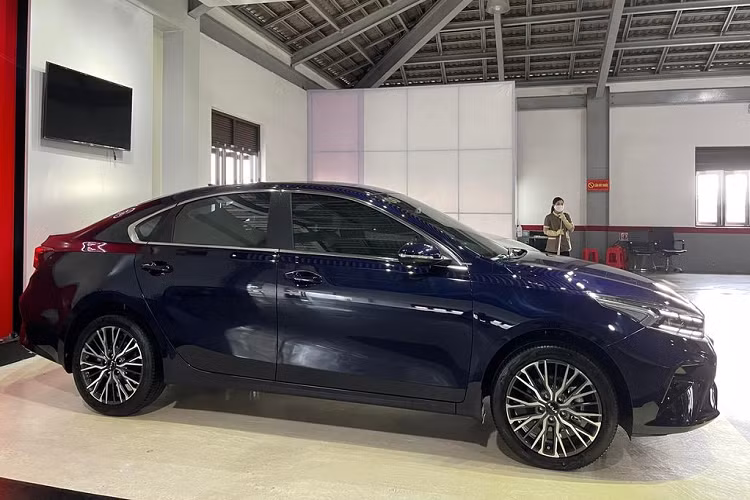 Kia K3 hiện có giá niêm yết 659 triệu đồng và sẽ có giá lăn bánh vào khoảng 700 triệu đồng nhờ chính sách giảm 50% lệ phí trước bạ.