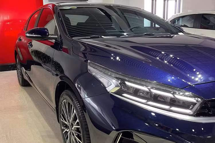 Chiếc Kia K3 này thuộc phiên bản 1.6 Premium. Về thiết kế bên ngoài, Kia K3 đã được làm mới lại một số chi tiết như cụm đèn chiếu sáng trước mỏng hơn cùng các điểm LED chia 3 thanh kép hiện đại, mặt ca-lăng hình mũi hổ đặc trưng gọn gàng và sắc sảo, bộ cản dưới thể thao, đèn hậu sửa đổi hay đáng chú ý là bộ logo nhận diện thương hiệu hoàn toàn mới hay đáng chú ý là bộ logo nhận diện thương hiệu hoàn toàn mới.