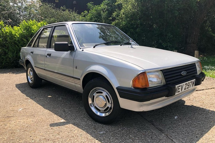 Mẫu sedan này là món quà đính hôn mà Thái tử Charles đã tặng cho Công nương Diana vào năm 1981, 2 tháng trước đám của Hoàng gia. Công nương Diana đã sử dụng mẫu xe này làm ôtô cá nhân và thường lái nó để đi xem Thái tử Charles chơi polo.