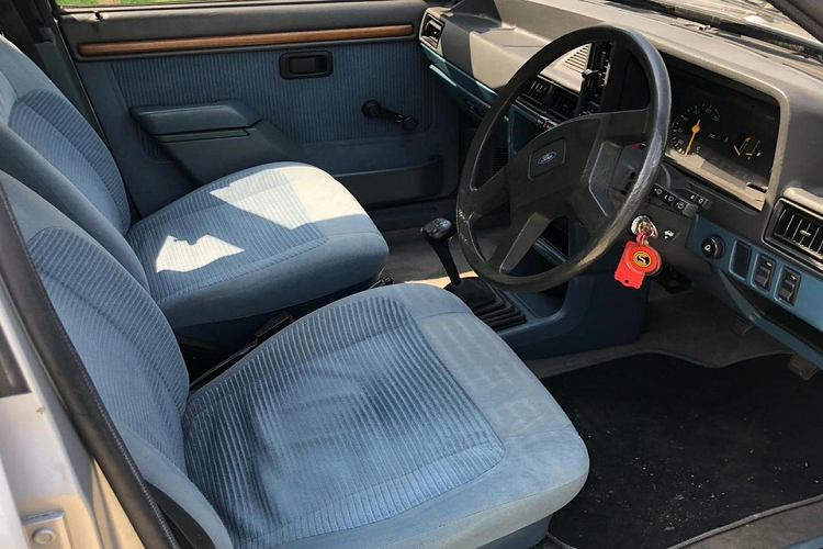 Chiếc xe vẫn được giữ tình trạng nguyên bản, ngoại hình còn khá mới. Nó đã đi được 133.575 km. Là mẫu xe Hoàng gia, chiếc Escort này là phiên bản cao cấp nhất với những tùy chọn xa xỉ như huy hiệu con ếch bạc trên nắp capo, nội thất có các chi tiết trang trí bằng gỗ, ghế bọc nỉ.