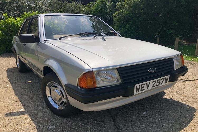 Một chiếc xe khác cũng gắn liền với tên tuổi của Công nương Diana là chiếc Jaguar XJS Cabriolet. Chiếc xe được tùy chỉnh thêm 2 chỗ ngồi phía sau, dành cho Hoàng tử Willam và Harry.