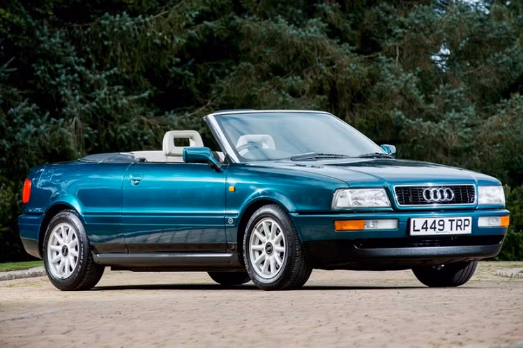 Công nương Diana cũng thường xuyên chụp ảnh bên chiếc Audi 80 Cabriolet của mình, chiếc xe này đã được bán đấu giá vào năm ngoái với giá 58.000 bảng Anh (81.853 USD).