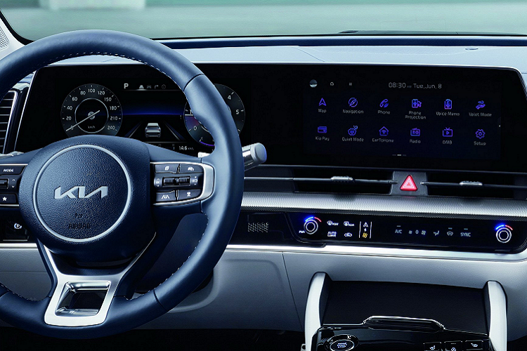 Bên trong Kia Sportage 2022 xuất hiện màn hình cong cỡ lớn trên mặt táp-lô, kết hợp giữa màn hình của bảng đồng hồ kỹ thuật số và màn hình thông tin giải trí. Cả hai màn hình này đều có kích thước 12 inch. Ở những bản cao cấp, mẫu SUV cỡ C này được trang bị núm xoay chuyển số mới trên cụm điều khiển trung tâm, camera hành trình tích hợp sẵn trên xe, cửa sổ trời toàn cảnh Panorama, hệ thống âm thanh Krell cao cấp, ghế bọc da/da lộn khâu trần và bộ bàn đạp bằng kim loại.