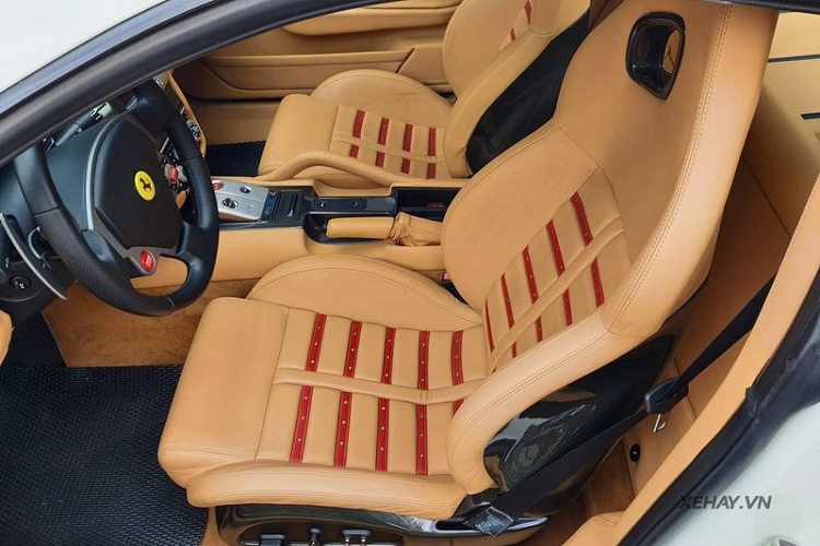 Về chiếc Ferrari 599 GTB Fiorano độc nhất Việt Nam, ban đầu xe sở hữu ngoại thất sơn đỏ nhưng đã được đổi sang sơn trắng khi về tay đại gia ngành cà phê. Tiếp sau đó, vị đại gia lại dán decal màu xanh quân đội cho 599 GTB Fiorano để phù hợp với đoàn xe diễu hành "Hành trình từ trái tim" hồi tháng 6/2020.