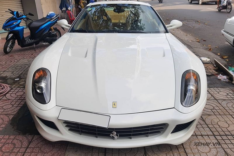 Là mẫu xe kế nhiệm của Ferrari 575 Maranello, Ferrari 599 GTB sở hữu thiết kế bay bổng, cuốn hút nhờ tài năng của Pininfarina, cụ thể là dưới sự chỉ đạo của Frank Stephenson.