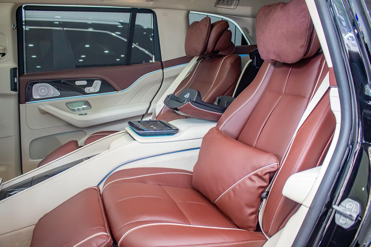 Tuy nhiên, điểm đáng chú ý nhất của Maybach GLS mới nằm ở không gian cabin 4 chỗ, đặc biệt là hai chiếc ghế sau được ngăn cách bởi cụm điều khiển trung tâm tích hợp các điều chỉnh cho chức năng sưởi, thông gió và massage của ghế. Bảng điều khiển cũng chứa một bàn gấp để biến khoang sau xe thành một văn phòng di động.
