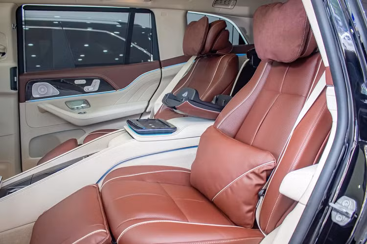 Tuy nhiên, điểm đáng chú ý nhất của Maybach GLS mới nằm ở không gian cabin 4 chỗ, đặc biệt là hai chiếc ghế sau được ngăn cách bởi cụm điều khiển trung tâm tích hợp các điều chỉnh cho chức năng sưởi, thông gió và massage của ghế. Bảng điều khiển cũng chứa một bàn gấp để biến khoang sau xe thành một văn phòng di động.