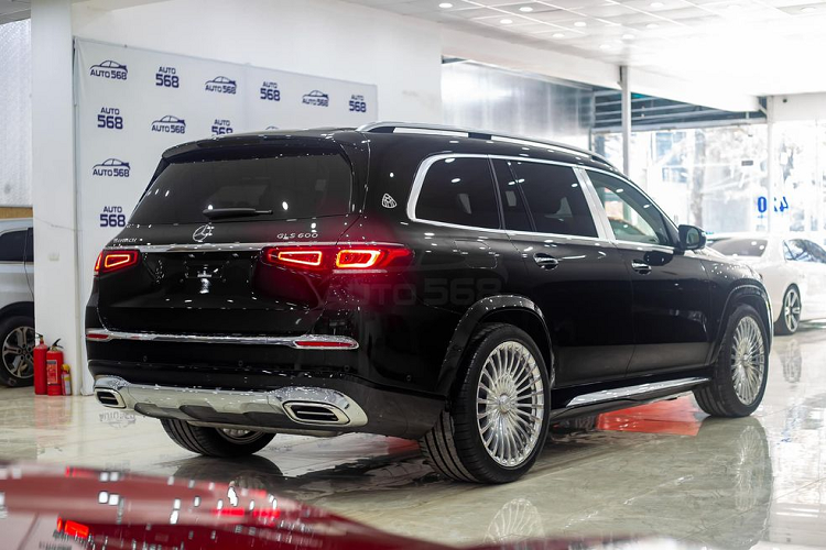 Về thiết kế, Mercedes-Maybach GLS 600 thế hệ mới được trang bị lưới tản nhiệt độc đáo cùng biểu tượng ngôi sao ba cánh trên mui xe, đặc trưng của dòng Maybach. Ngoài ra, xe còn có nhiều chi tiết trang trí mạ crome quanh thân như trục B để phân biệt với bản GLS thường, bậc lên xuống chỉnh điện có thể thu lại...