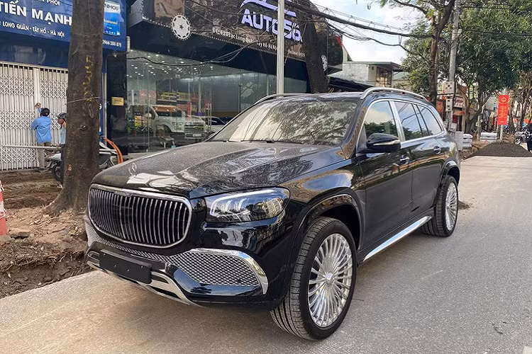 Tiếp tới, Mercedes-Maybach GLS thậm chí có cả ngăn làm lạnh và làm nóng đồ uống, khay đựng cốc cũng như bộ sạc không dây cho điện thoại thông minh ở phía trước và sau.