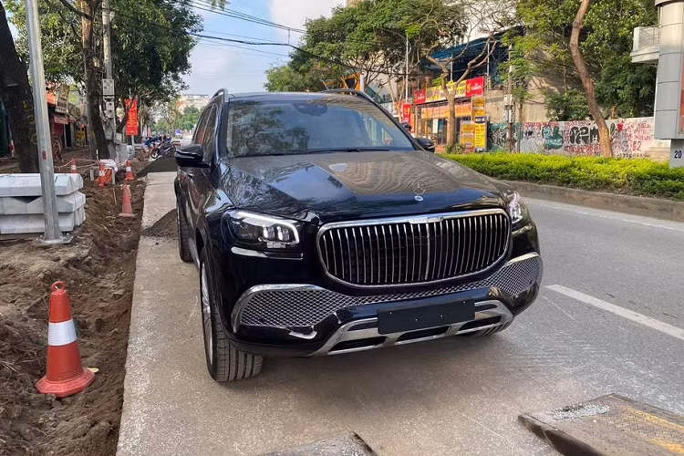 Những điểm nổi bật khác bao gồm máy tính bảng 7 inch, hệ thống điều hòa nhiệt độ 4 vùng, kệ đựng đồ bằng gỗ ngăn cách nội thất với khoang hành lý rộng rãi, lót trần bằng da Nappa, hệ thống tạo hương thơm Air Balance và một ngăn lạnh tùy chọn để tạo bọt. Đó là còn chưa kể những trang bị "truyền thống" khác của Mercedes như hệ thống âm thanh vòm Burmester 3D và hai màn hình 12,3 inch.