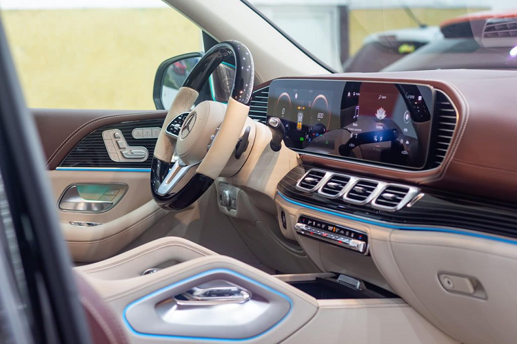 Là một mẫu SUV siêu sang cỡ lớn, Mercedes-Maybach GLS 600 có kích thước chiều dài lên đến 5.204 mm, chiều rộng 2.156 mm và chiều dài cơ sở 3.134 mm