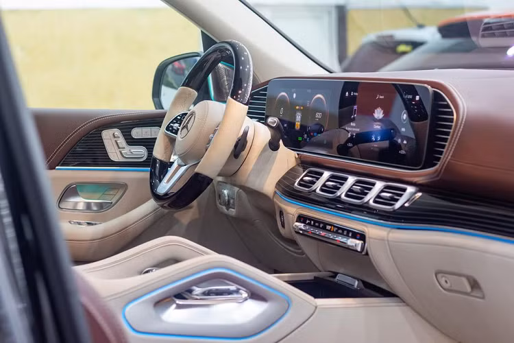 Là một mẫu SUV siêu sang cỡ lớn, Mercedes-Maybach GLS 600 có kích thước chiều dài lên đến 5.204 mm, chiều rộng 2.156 mm và chiều dài cơ sở 3.134 mm