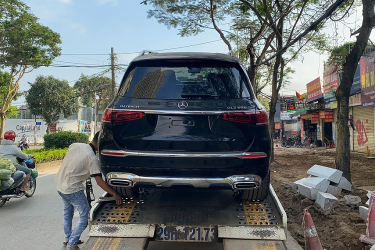 Về truyền động, trong khi những chiếc Maybach khác thường đi kèm với động cơ V12, Maybach GLS 600 lại sử dụng động cơ tăng áp kép V8 4.0L sản sinh công suất 550 mã lực và mô-men xoắn cực đại 729Nm. Động cơ còn được hỗ trợ thêm bởi bộ khởi động điện EQ Boost bổ sung thêm 21 mã lực và 249Nm khi cần thiết. Maybach GLS có thể tăng tốc từ 0 - 96 km/h chỉ trong 4,8 giây.